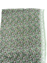 Carica l'immagine nel visualizzatore di Gallery, Sciarpa foulard fiori verdi
