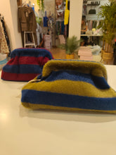 Carica l'immagine nel visualizzatore di Gallery, Pochette fantasia peluche
