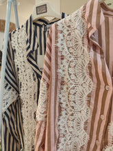 Carica l'immagine nel visualizzatore di Gallery, Camicia righe e pizzo

