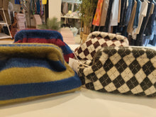 Carica l'immagine nel visualizzatore di Gallery, Pochette fantasia peluche
