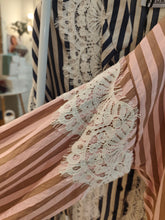 Carica l'immagine nel visualizzatore di Gallery, Camicia righe e pizzo
