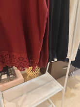 Carica l'immagine nel visualizzatore di Gallery, Maglia bordo pizzo
