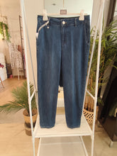 Carica l'immagine nel visualizzatore di Gallery, Jeans leggero carota

