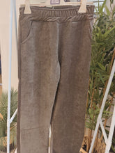 Carica l'immagine nel visualizzatore di Gallery, Pantalone velluto a coste taupe
