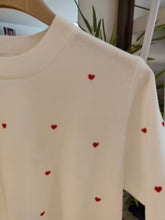 Carica l'immagine nel visualizzatore di Gallery, T-shirt cuoricini
