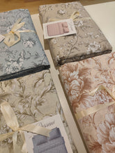 Carica l'immagine nel visualizzatore di Gallery, Completo letto floreale
