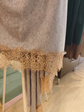 Carica l'immagine nel visualizzatore di Gallery, Mantella con pizzo a contrasto
