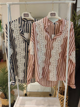 Carica l'immagine nel visualizzatore di Gallery, Camicia righe e pizzo

