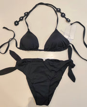 Carica l'immagine nel visualizzatore di Gallery, Bikini triangolo margherite
