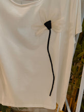 Carica l'immagine nel visualizzatore di Gallery, T-shirt fiore
